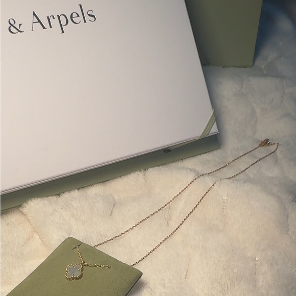 Van Cleef & Arpels Sweet Alhambra Necklace, Mother of Pearl Stone - Picture 3 of 4